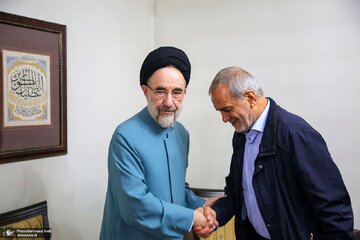 عکس | تصویری دیده نشده از خاتمی و پزشکیان در اتاق عمل بیمارستان