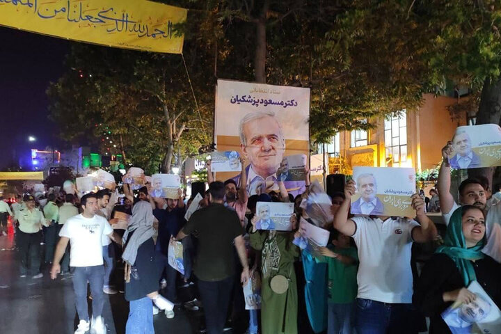 ببینید | حامیان پزشکیان در خیابان‌های تهران