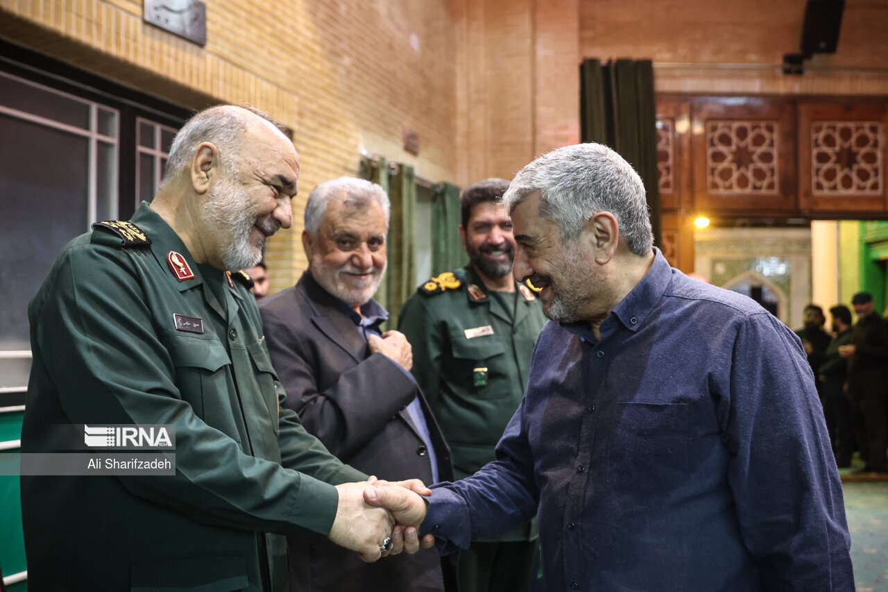 قاب عکس جالب از سردار سلامی و سردار عزیز جعفری؛ فرماندهان کل سپاه فعلی و سابق