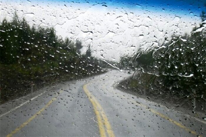 بارش باران در محورهای مواصلاتی ۲ استان مسافرپذیر