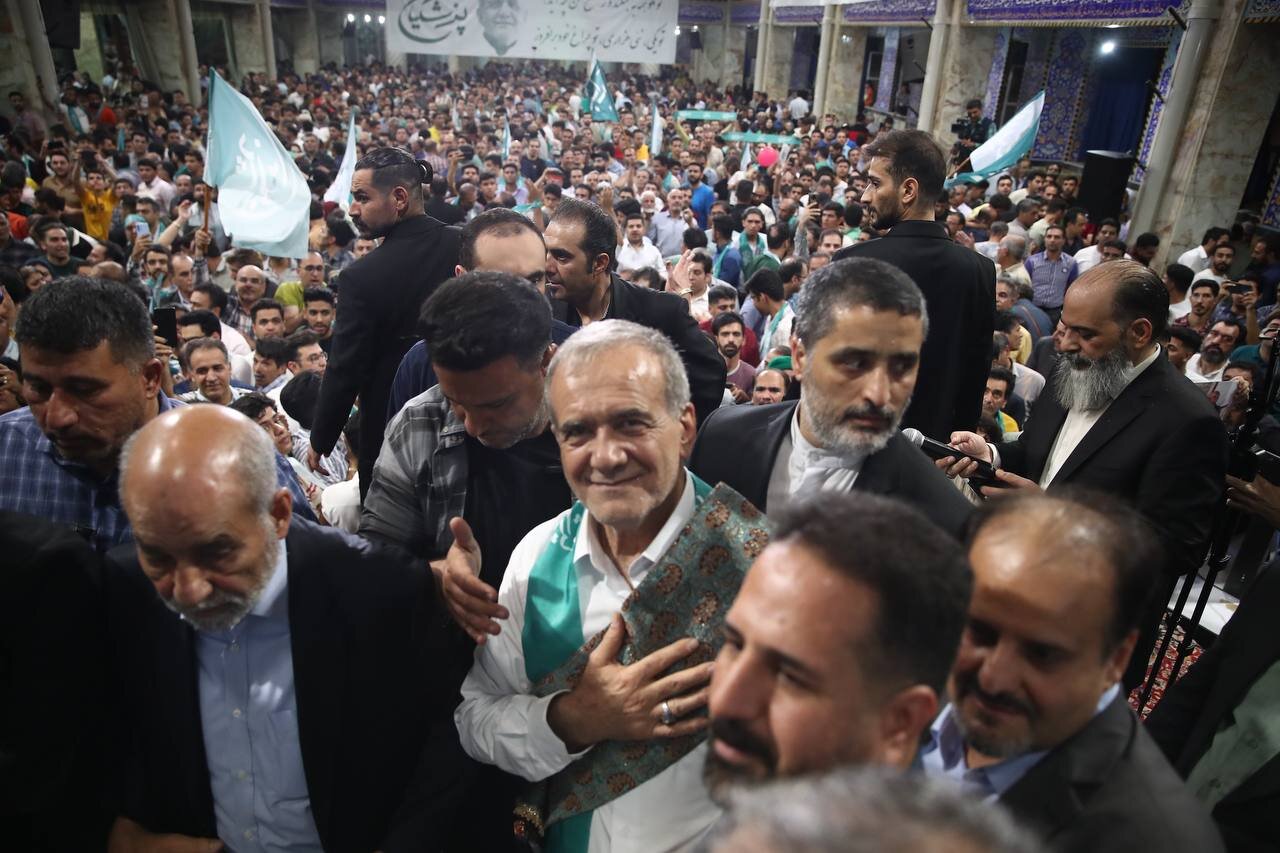 تصاویری از استقبال عجیب مردم یزد از مسعود پزشکیان / یار خاتمی خوش آمد