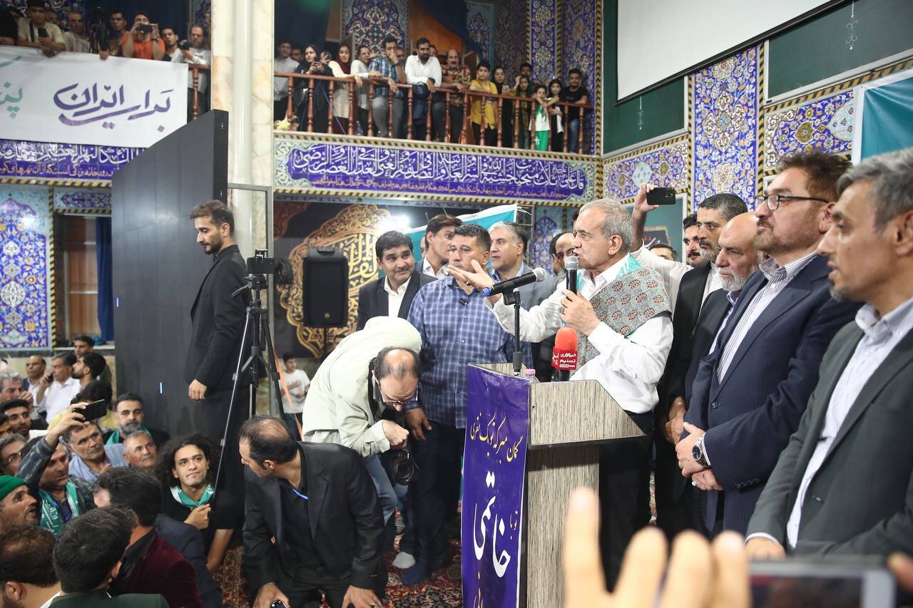 تصاویری از استقبال عجیب مردم یزد از مسعود پزشکیان / یار خاتمی خوش آمد