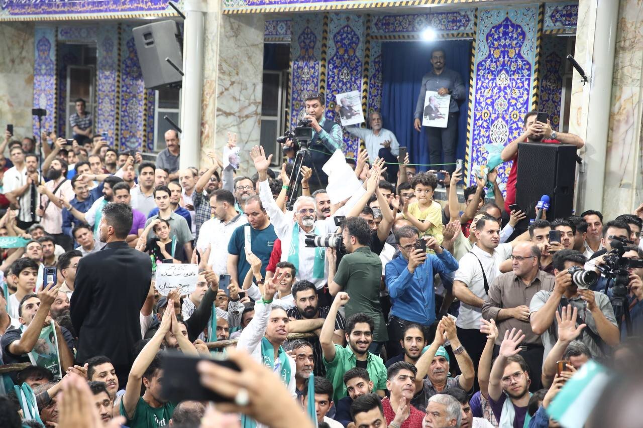 تصاویری از استقبال عجیب مردم یزد از مسعود پزشکیان / یار خاتمی خوش آمد