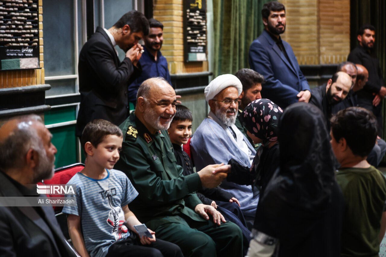 عکسی جالب از فرمانده کل سپاه در کنار کودکان