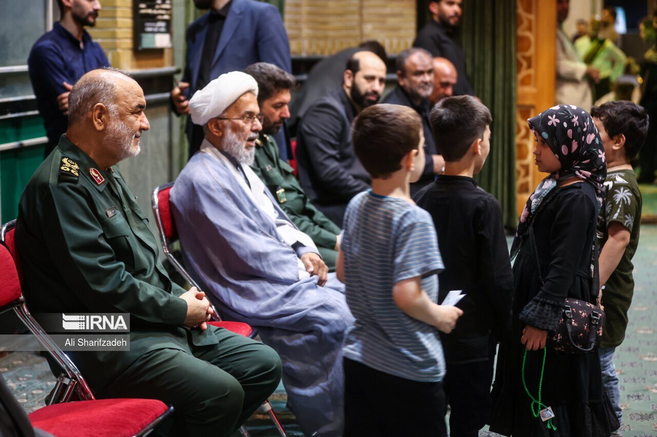 عکسی جالب از فرمانده کل سپاه در کنار کودکان