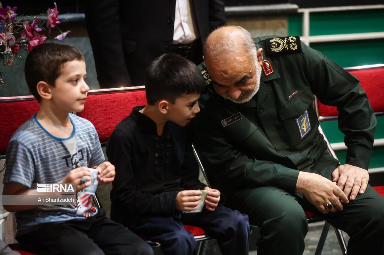عکسی جالب از فرمانده کل سپاه در کنار کودکان