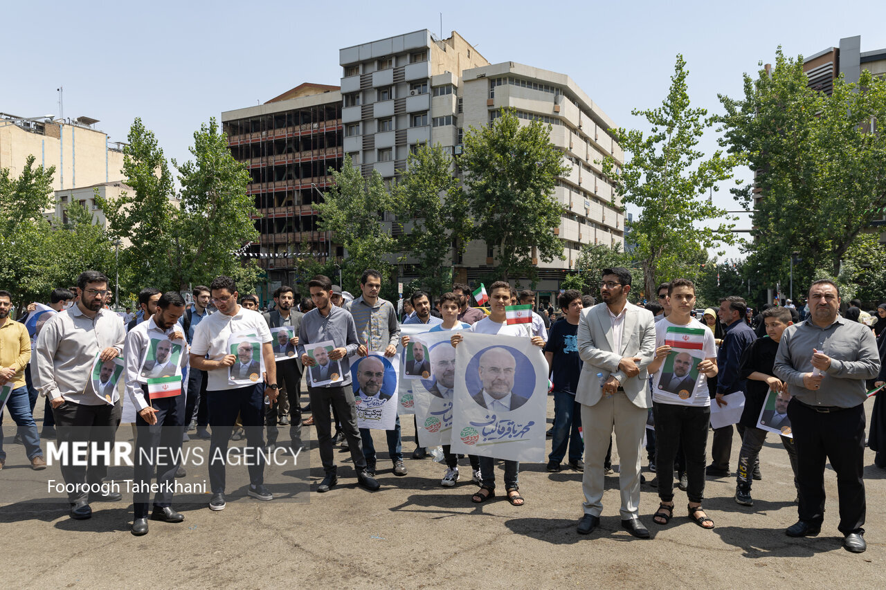 تصاویری از تجمع هواداران قالیباف کف خیابان