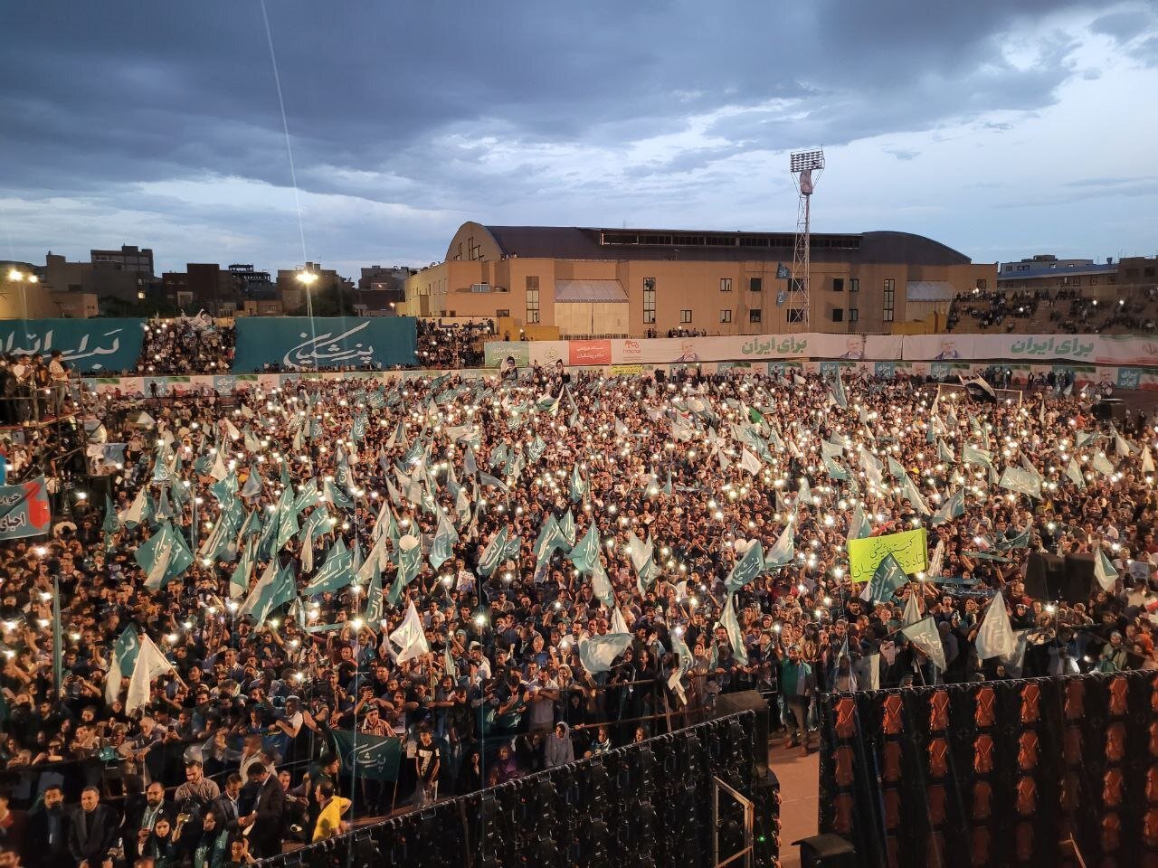 تصاویری از سیل مردم تبریز در استقبال از پزشکیان