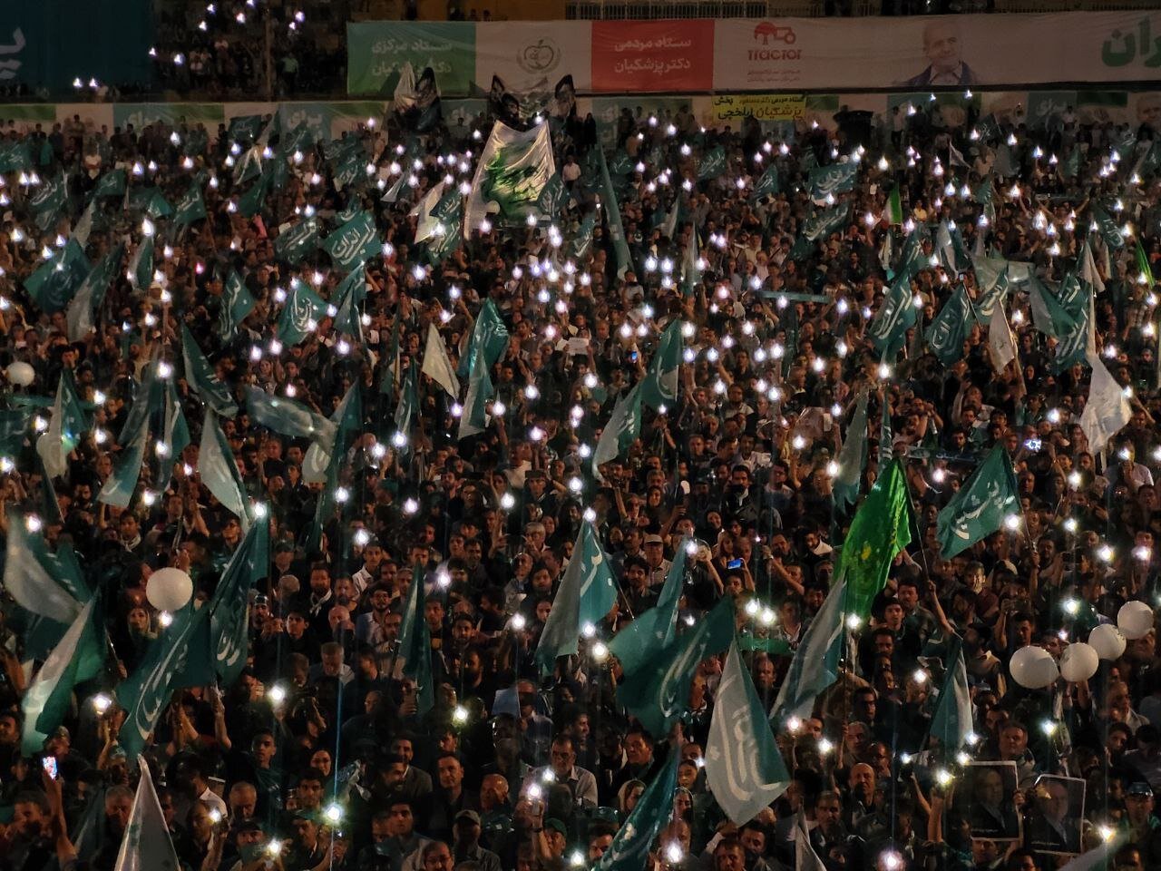 تصاویری از سیل مردم تبریز در استقبال از پزشکیان