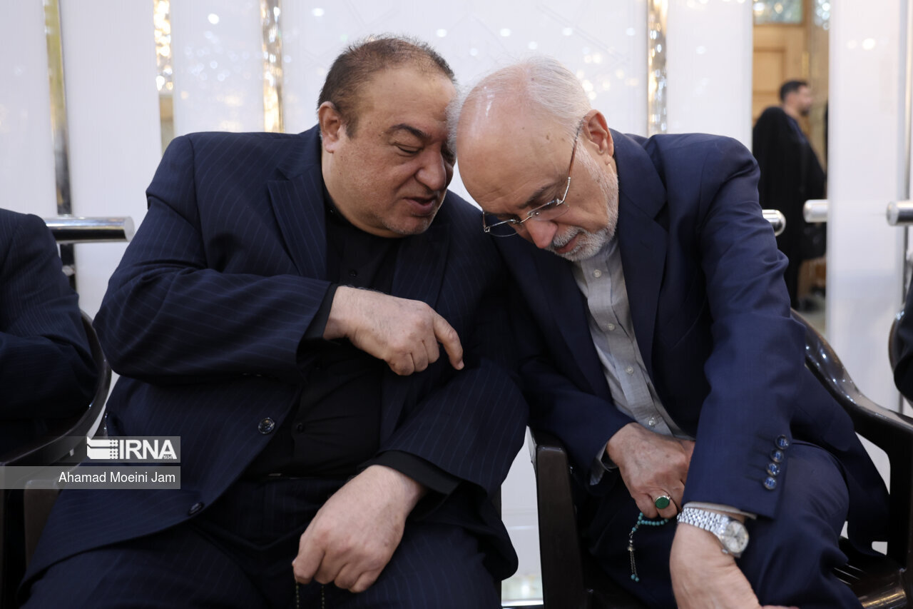 عکسی از گپ و گفت معاون روحانی و مشاور سعید جلیلی در حاشیه یک مراسم /سردار قاآنی و سردار سلامی هم بودند