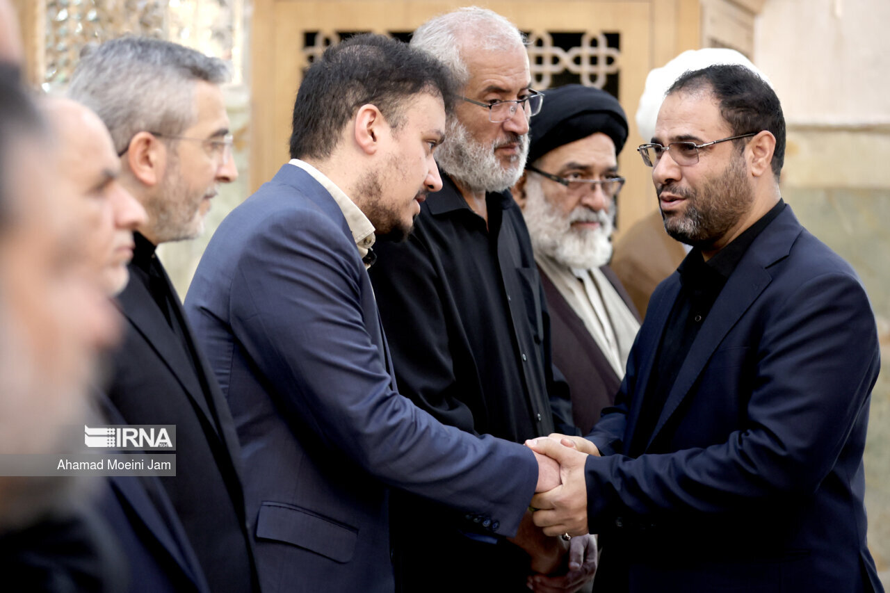 عکسی از گپ و گفت معاون روحانی و مشاور سعید جلیلی در حاشیه یک مراسم /سردار قاآنی و سردار سلامی هم بودند