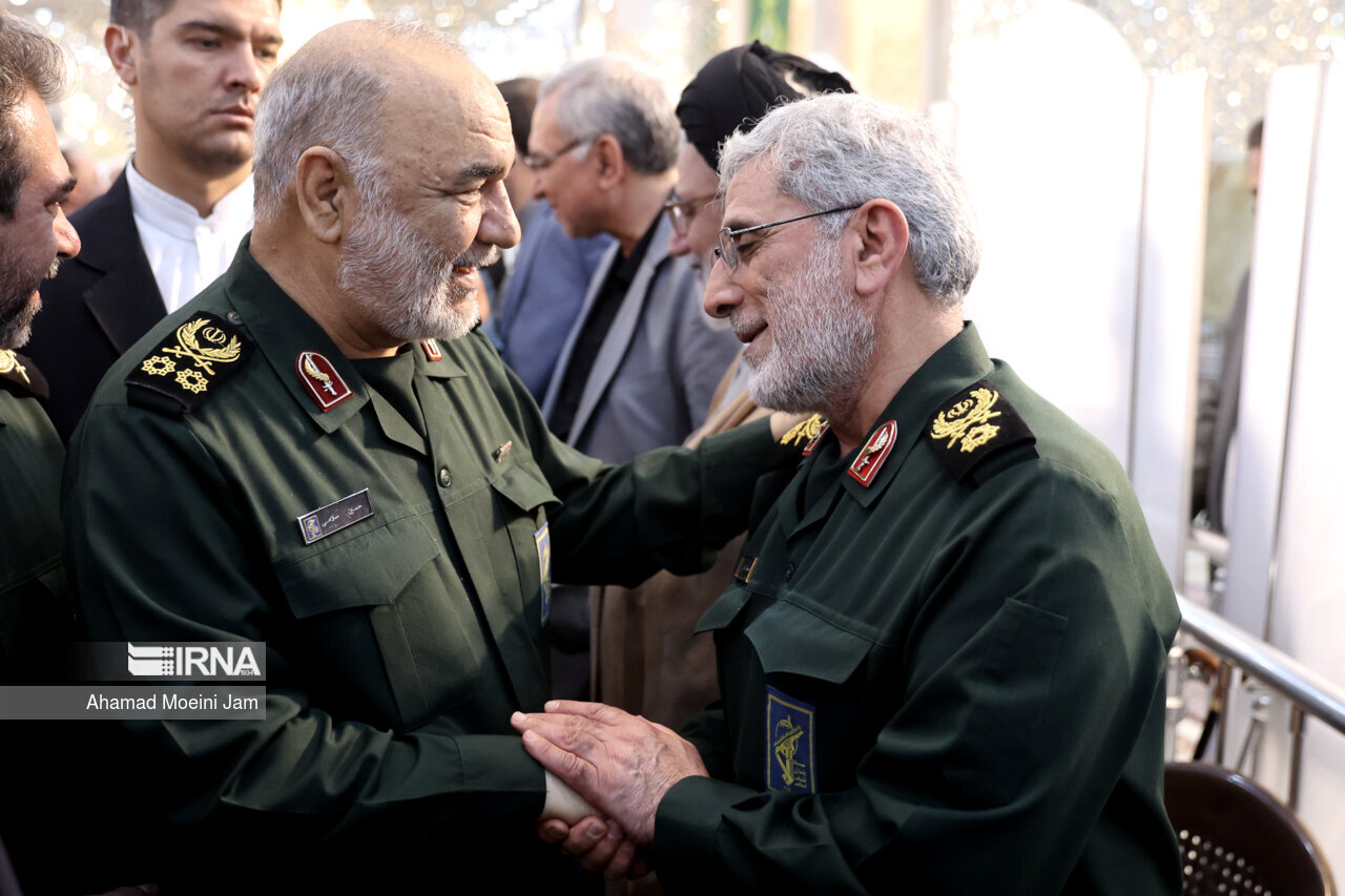 عکسی از گپ و گفت معاون روحانی و مشاور سعید جلیلی در حاشیه یک مراسم /سردار قاآنی و سردار سلامی هم بودند