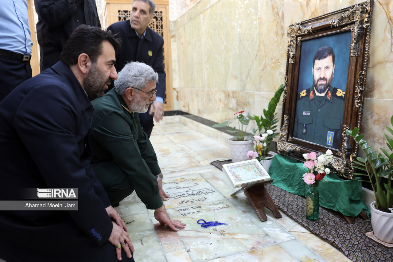 تصاویری از فاتحه خوانی ۲ مقام ارشد نظامی بر مزار شهید امیرعبداللهیان و سردار موسوی