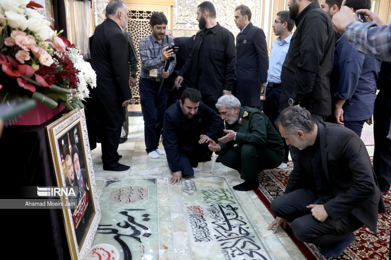 تصاویری از فاتحه خوانی ۲ مقام ارشد نظامی بر مزار شهید امیرعبداللهیان و سردار موسوی
