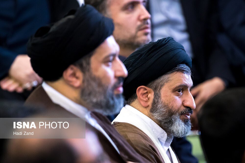 عکس | حضور پسران رهبر انقلاب در مراسم چهلم شهدای خدمت