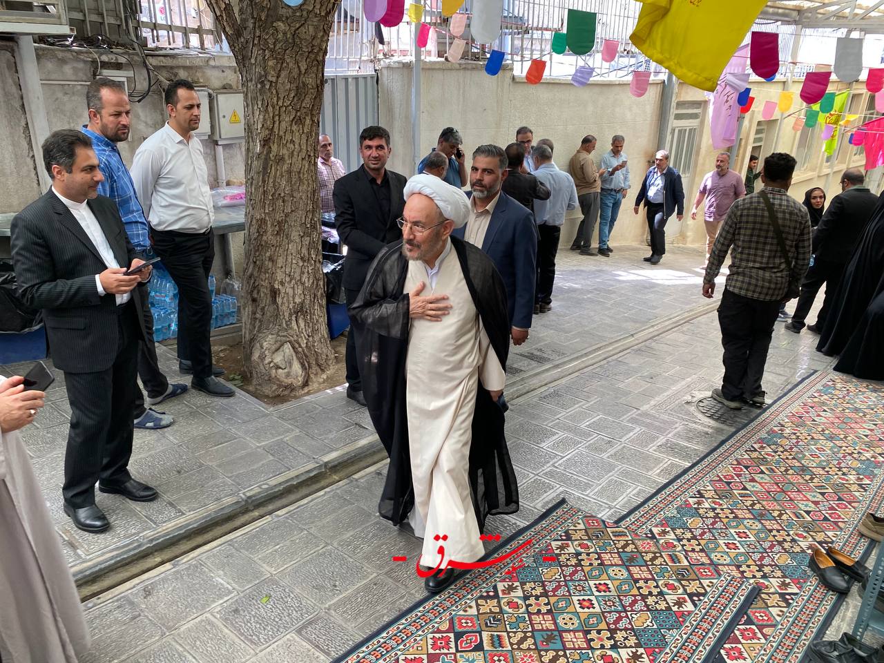 تلنگر سعید لیلاز به مرددها /وزیر خاتمی رد جماران رأی داد /وزیر ارتباطات از خرابکاریها گزارش داد +عکس