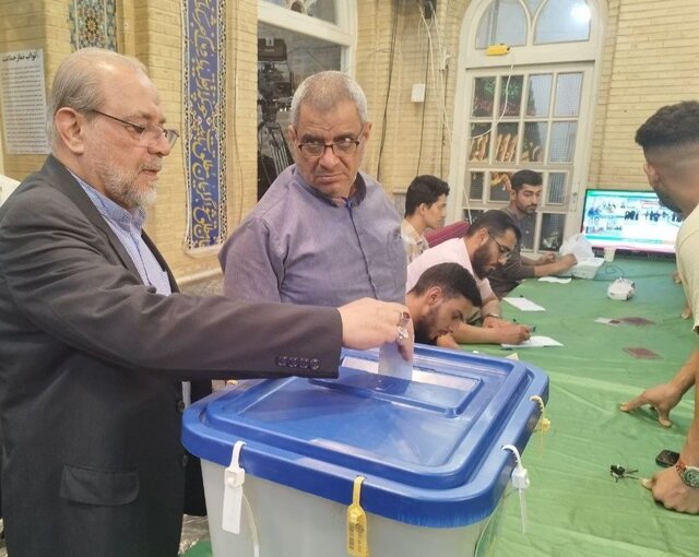 عکسی از سرلشکر باقری با تیپ متفاوت درحال رأی دادن /آقای سخنگو با دخترش آمد /سردار ذوالقدر:شاهد مشارکت بالا و استقبال خوبی از مردم هستیم