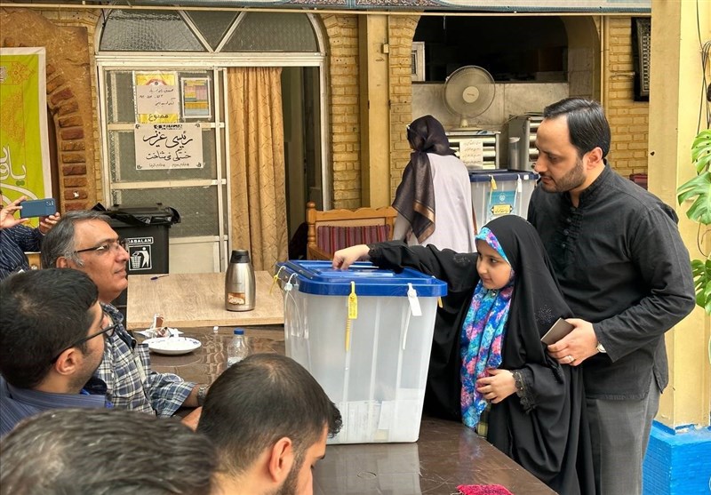 عکسی از سرلشکر باقری با تیپ متفاوت درحال رأی دادن /آقای سخنگو با دخترش آمد /سردار ذوالقدر:شاهد مشارکت بالا و استقبال خوبی از مردم هستیم