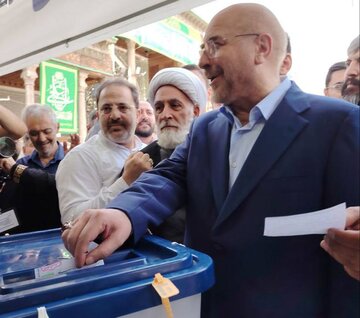 عکسی از پدر و مادر قالیباف در زمان انداختن رأی به صندوق / بردار او هم رأی داد