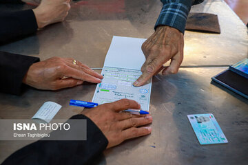 استقرار اتوبوس سیار برای رأی گیری در این منطقه تهران + عکس