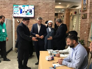 باقری کنی رأی خود را به صندوق انداخت/عکس باقری کنی رأی خود را به صندوق انداخت/عکس