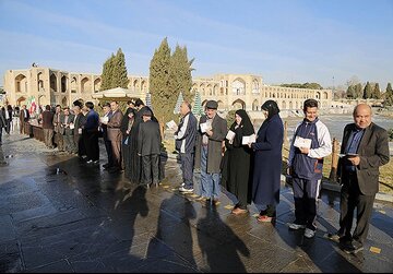 حضور اقوام و اقشار مختلف نصف جهان در انتخابات / احیای زاینده رود مهم ترین دغدغه مردمی