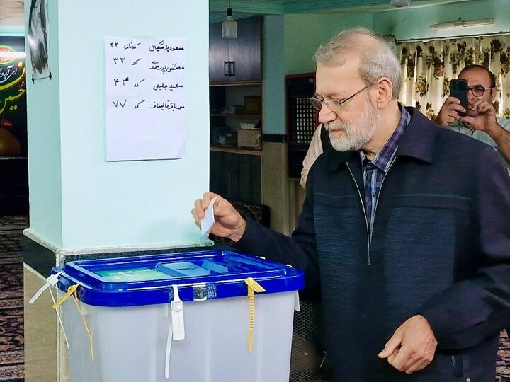ببینید | شوخی خنده‌دار علی لاریجانی با مسئولان شعبه اخذ رای پیش از انداختن رای در صندوق