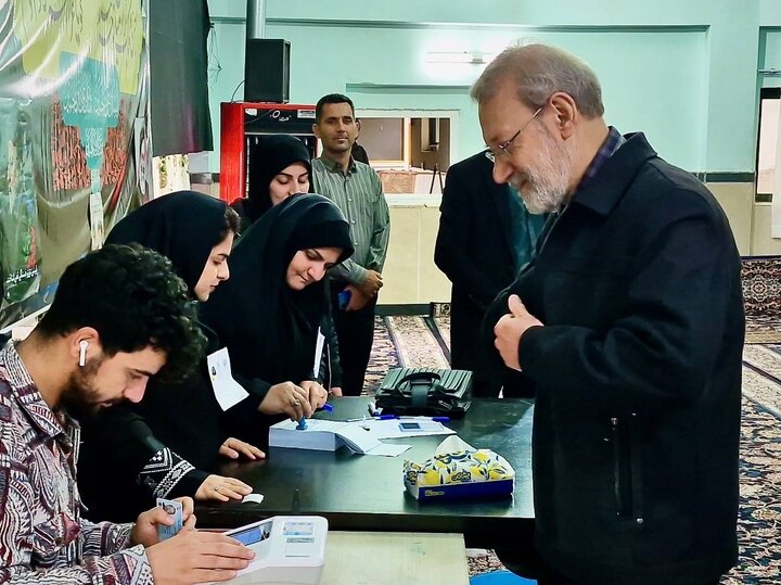 ببینید | اولین تصاویر از لاریجانی در یکی از شهرهای شمال پای صندوق رای
