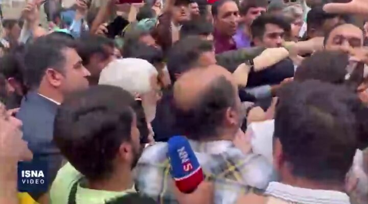 ببینید | اعتراض تند یک شهروند به جلیلی برای عدم اجماع با قالیباف؛ واکنش دور از انتظار محافظان!