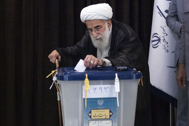 ببینید | آیت‌الله جنتی دبیر شورای نگهبان  رای خود را در صندوق انداخت