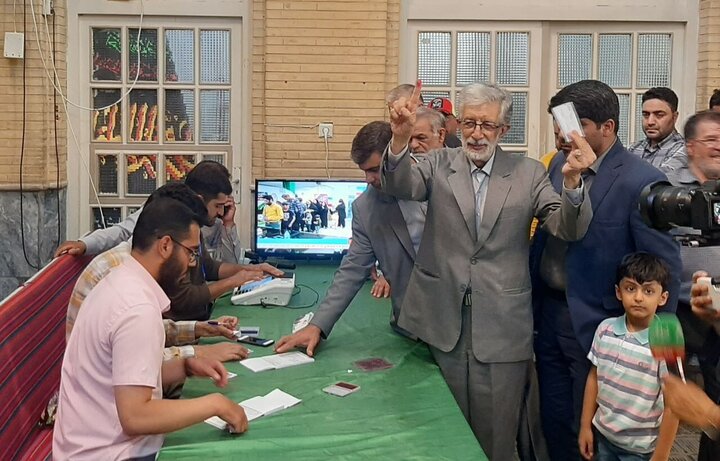 ببینید | ژست حداد عادل مقابل دوربین‌ها بعد از شرکت در انتخابات ریاست جمهوری