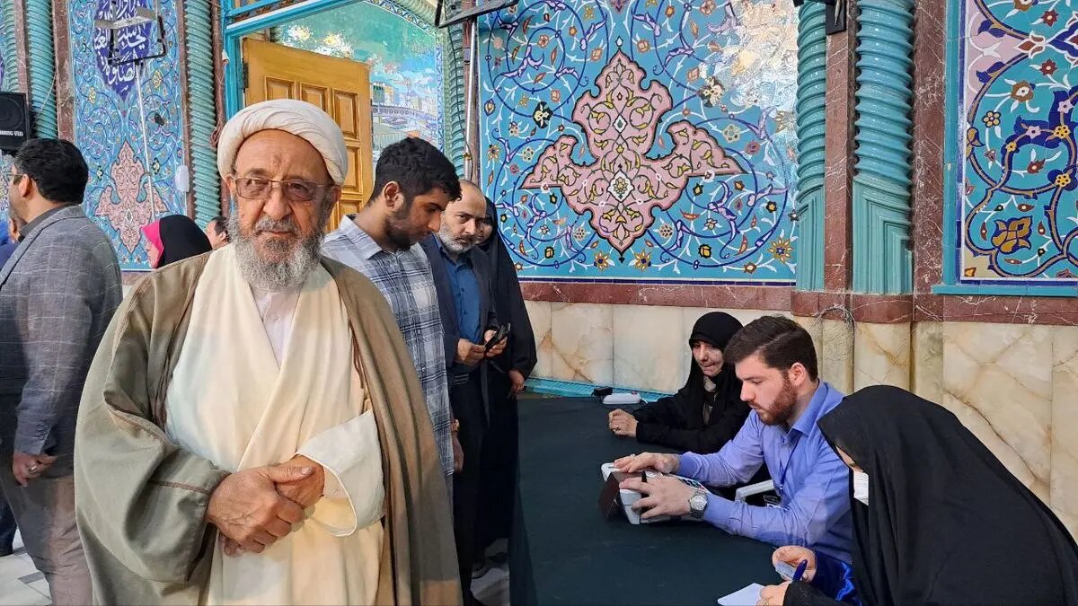 هادی غفاری و سردار دهقان در یک شعبه رأی دادند /رئیس قوه قضاییه در صف رأی دادن +عکس