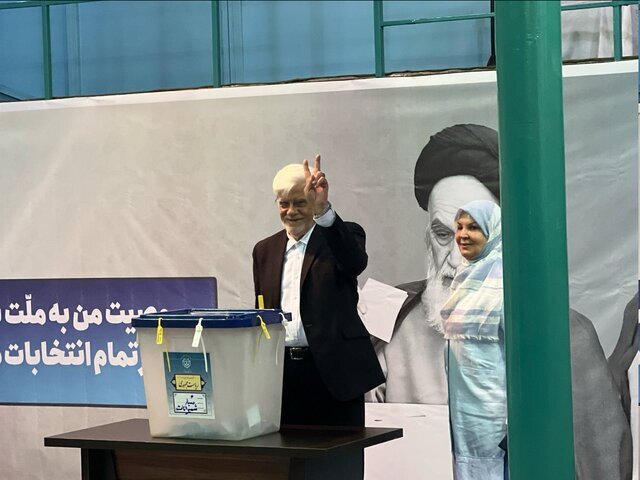 محمدرضا عارف با همسرش آمد: رأی ندادن به معنای رأی دادن به نظر مخالف است /محسن هاشمی به حسینیه جماران رفت +عکس