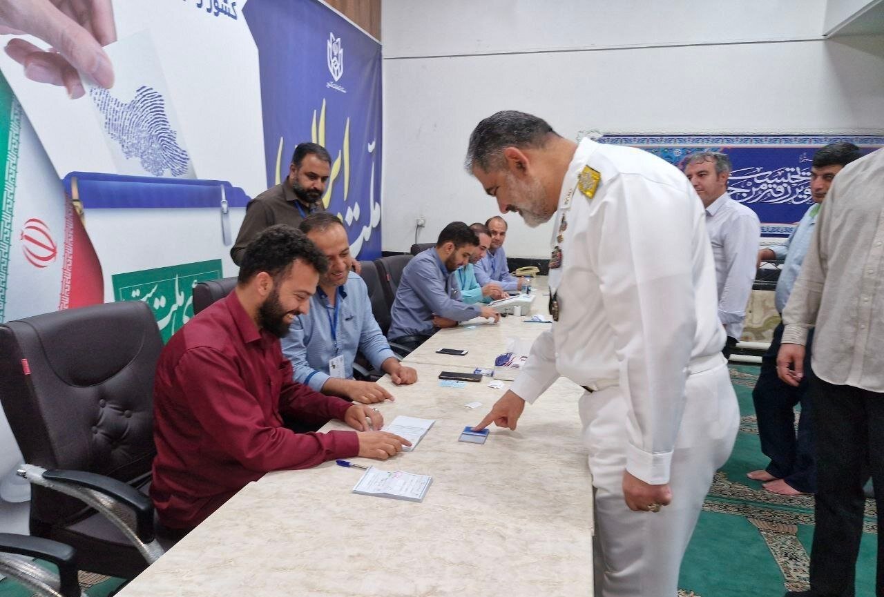عکس فرمانده بلندپایه ارتش با پوشش متفاوت درحال رأی دادن / آملی لاریجانی و دریادار ایرانی هم پای صندوق رفتند / مخبر بازدید کرد و رأی داد 5