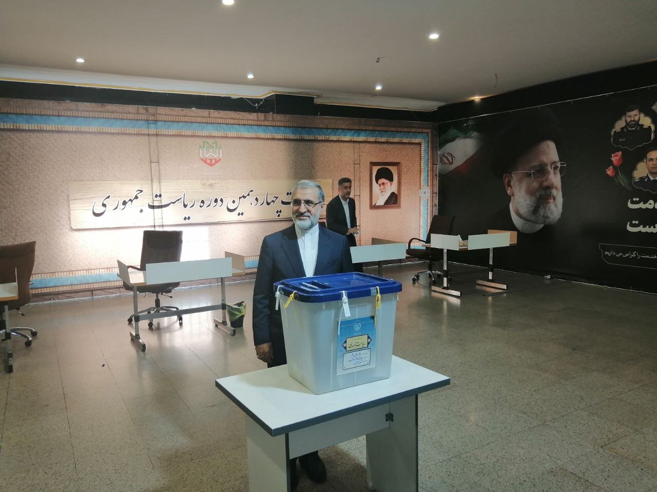 عکس فرمانده بلندپایه ارتش با پوشش متفاوت درحال رأی دادن / آملی لاریجانی و دریادار ایرانی هم پای صندوق رفتند / مخبر بازدید کرد و رأی داد 3