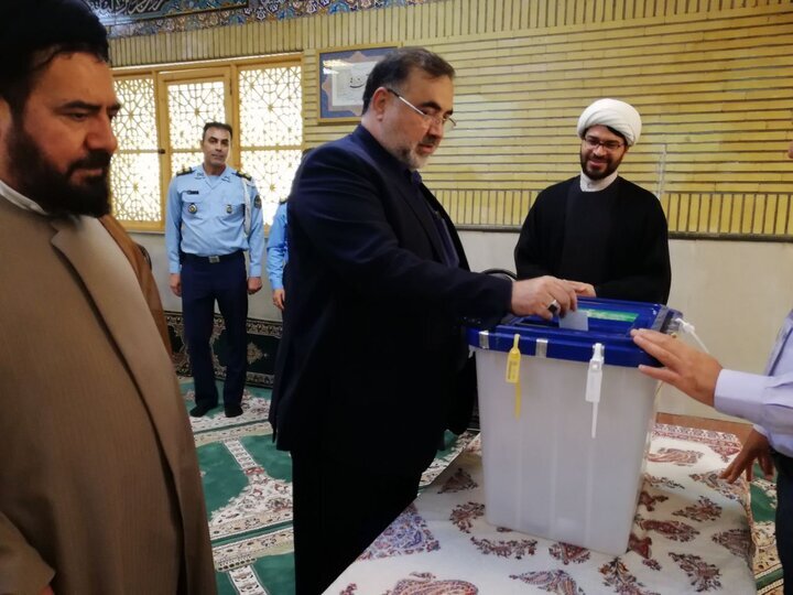 عکس فرمانده بلندپایه ارتش با پوشش متفاوت درحال رأی دادن / آملی لاریجانی و دریادار ایرانی هم پای صندوق رفتند / مخبر بازدید کرد و رأی داد 6