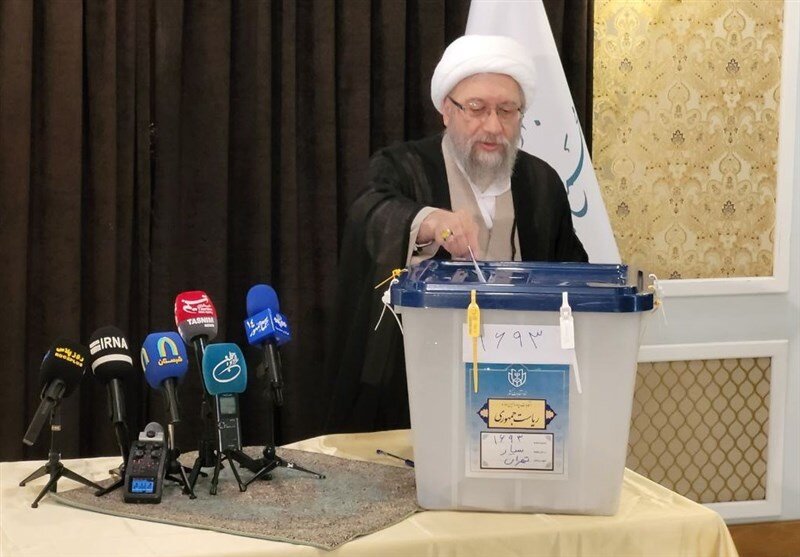 عکس فرمانده بلندپایه ارتش با پوشش متفاوت درحال رأی دادن /آملی لاریجانی و دریادار ایرانی هم پای صندوق رفتند /مخبر بازدید کرد و رأی داد