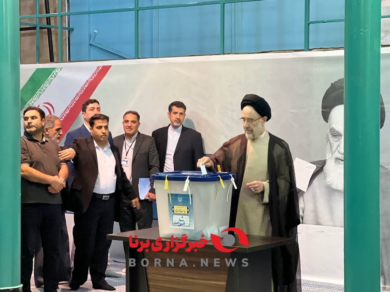 عکسی از سیدمحمد خاتمی درحال رأی دادن در انتخابات ریاست جمهوری 3