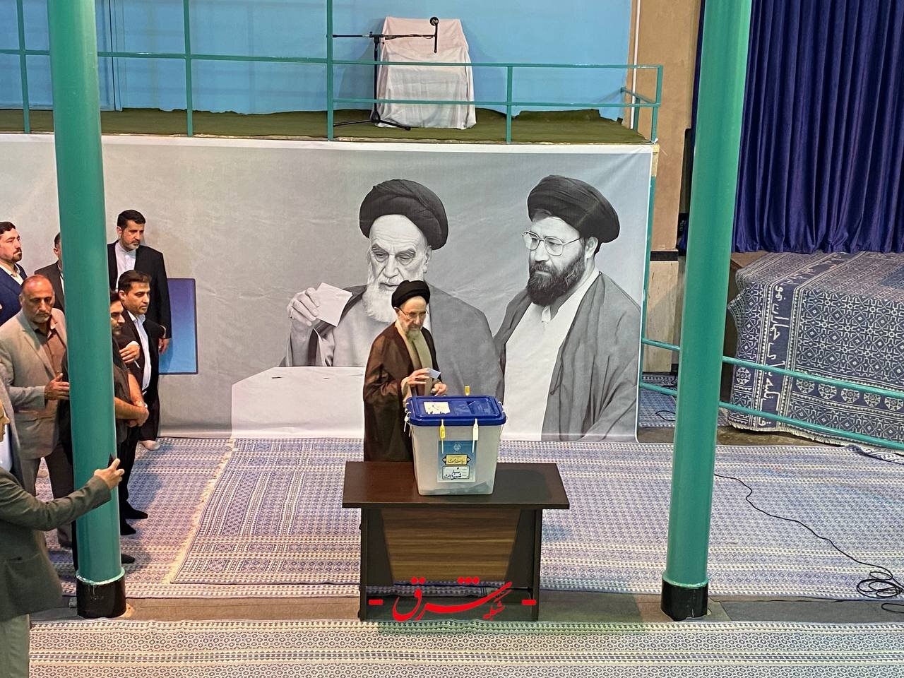 ببینید | لحظه رای دادن سید محمد خاتمی در حسینیه جماران