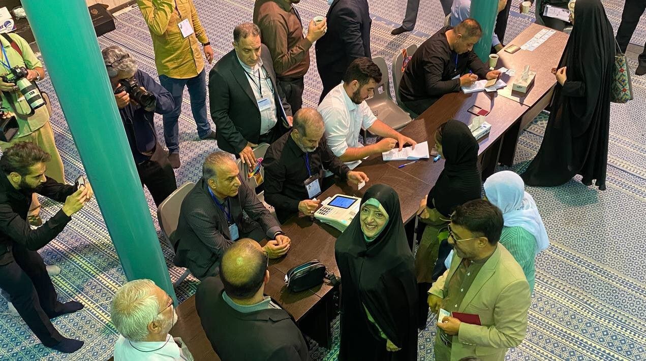 این دو مرجع تقلید رأی خود را به صندوق انداختند / حضور معصومه ابتکار و صالحی امیری در حسینیه جماران + عکس 4
