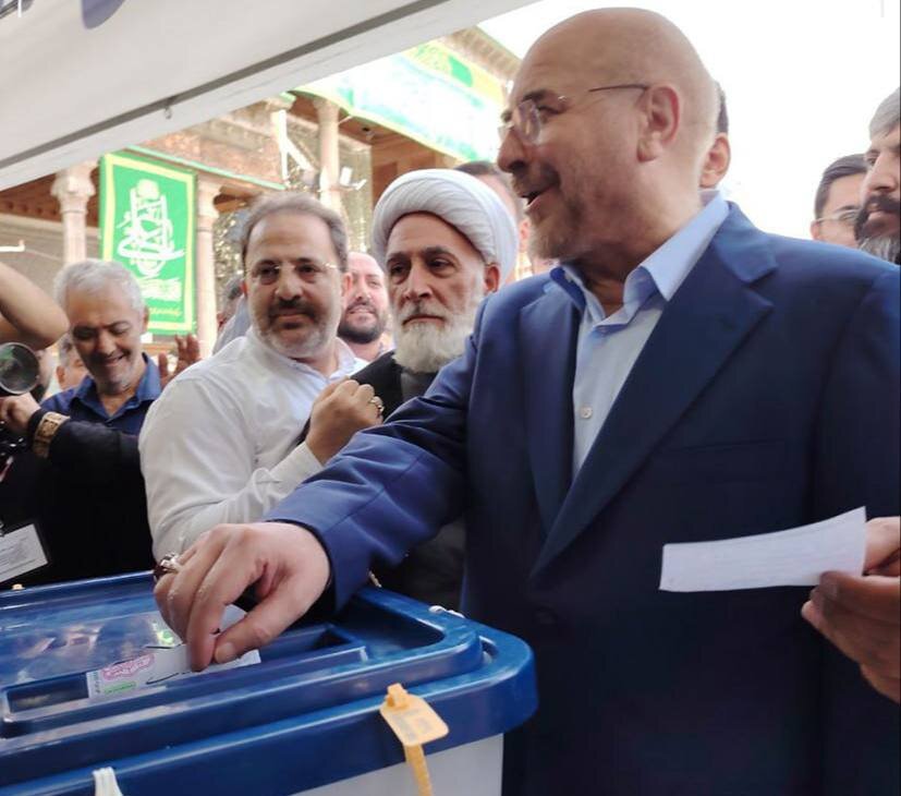 ۲ عکس جالب از لحظه رأی دادن قالیباف و پورمحمدی