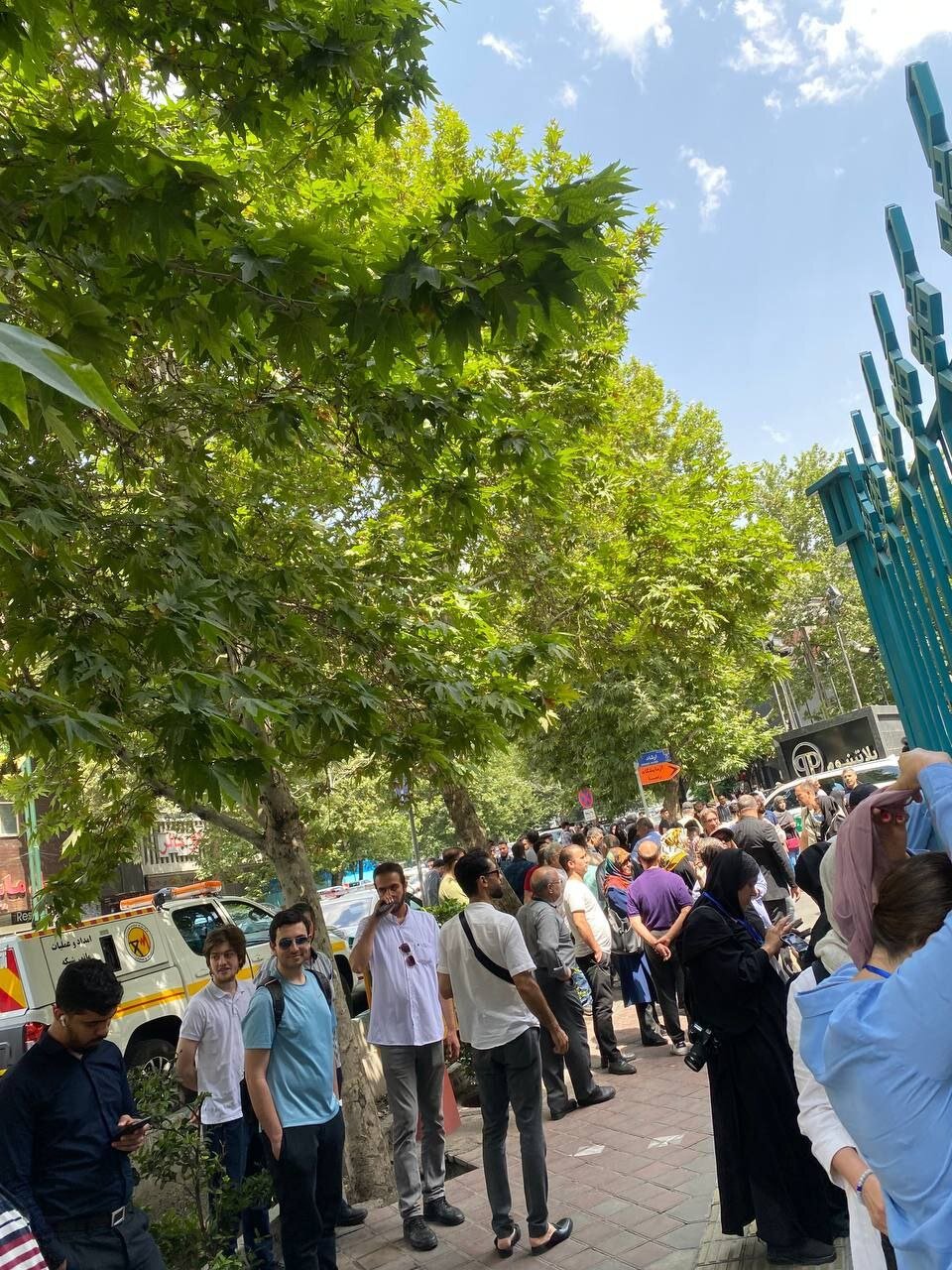 عکسی از عروس و داماد پای صندوق رأی /عشایر شعرخوانی کردند /پدران با کودکانشان آمدند /رأی اولی ها با دوستانشان آمدند/حواشی انتخابات ۸ تیر