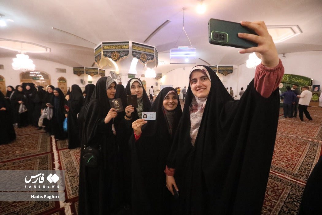 عکسی از عروس و داماد پای صندوق رأی /عشایر شعرخوانی کردند /پدران با کودکانشان آمدند /رأی اولی ها با دوستانشان آمدند/حواشی انتخابات ۸ تیر