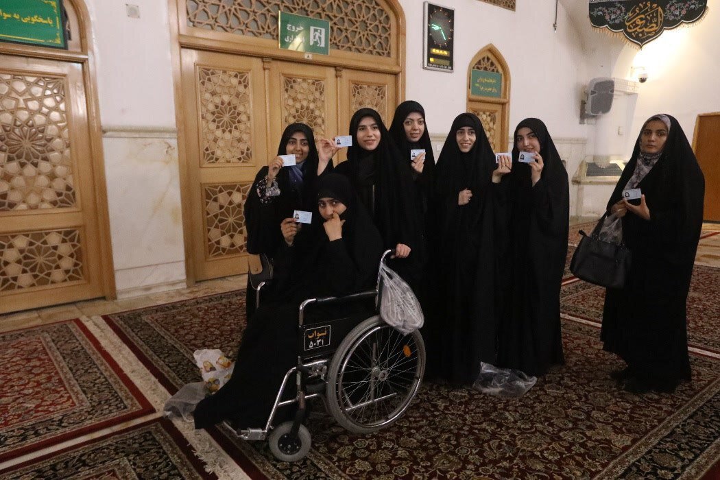 عکسی از عروس و داماد پای صندوق رأی /عشایر شعرخوانی کردند /پدران با کودکانشان آمدند /رأی اولی ها با دوستانشان آمدند/حواشی انتخابات ۸ تیر