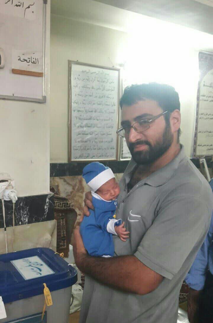 عکسی از عروس و داماد پای صندوق رأی /عشایر شعرخوانی کردند /پدران با کودکانشان آمدند /رأی اولی ها با دوستانشان آمدند/حواشی انتخابات ۸ تیر