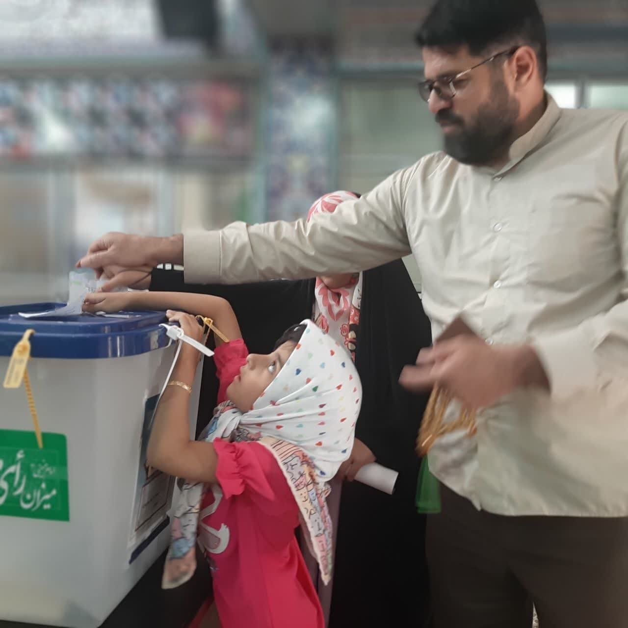 عکسی از عروس و داماد پای صندوق رأی /عشایر شعرخوانی کردند /پدران با کودکانشان آمدند /رأی اولی ها با دوستانشان آمدند/حواشی انتخابات ۸ تیر