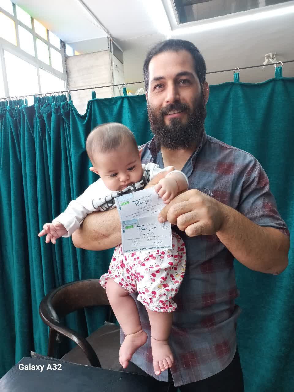 عکسی از عروس و داماد پای صندوق رأی /عشایر شعرخوانی کردند /پدران با کودکانشان آمدند /رأی اولی ها با دوستانشان آمدند/حواشی انتخابات ۸ تیر