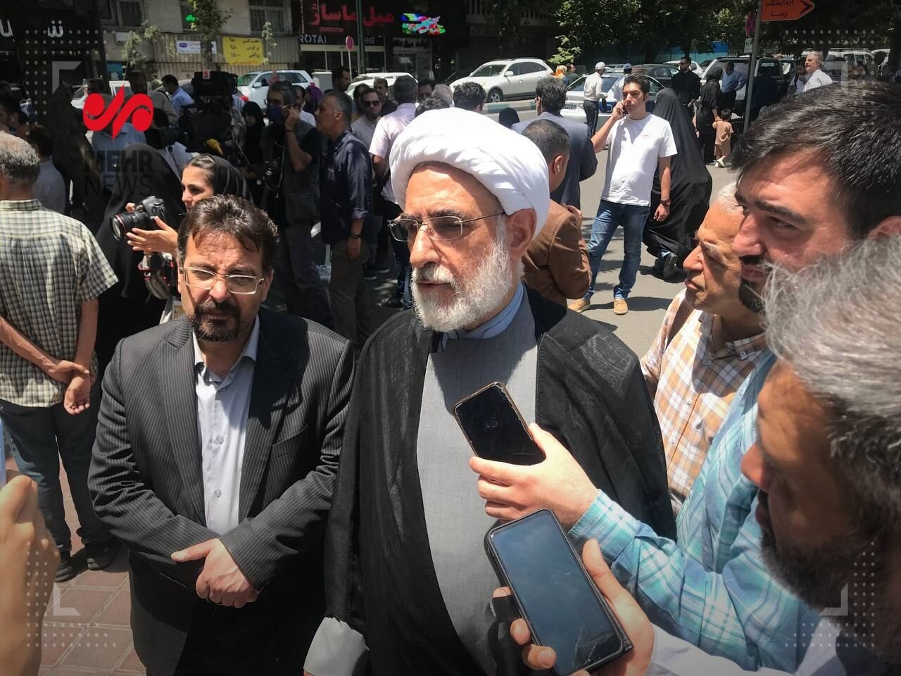 عکسی از نوه امام خمینی در روز انتخابات / واعظی و همسرش به جماران رفتند / منتجب نیا در حسینیه ارشاد رأی داد 4