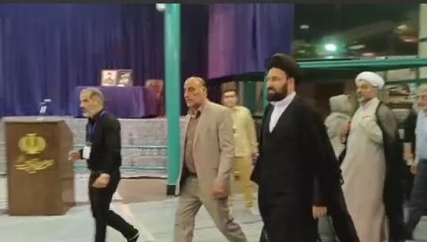 عکسی از نوه امام خمینی در روز انتخابات / واعظی و همسرش به جماران رفتند / منتجب نیا در حسینیه ارشاد رأی داد 2