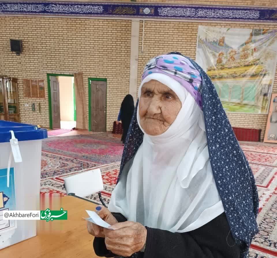 حضور بانوی 96 ساله و رهبران اقلیت های دینی در پای صندوق رأی / عروس و داماد جدید هم از راه رسیدند / شعاردهی تندروها علیه پزشکیان + عکس 3